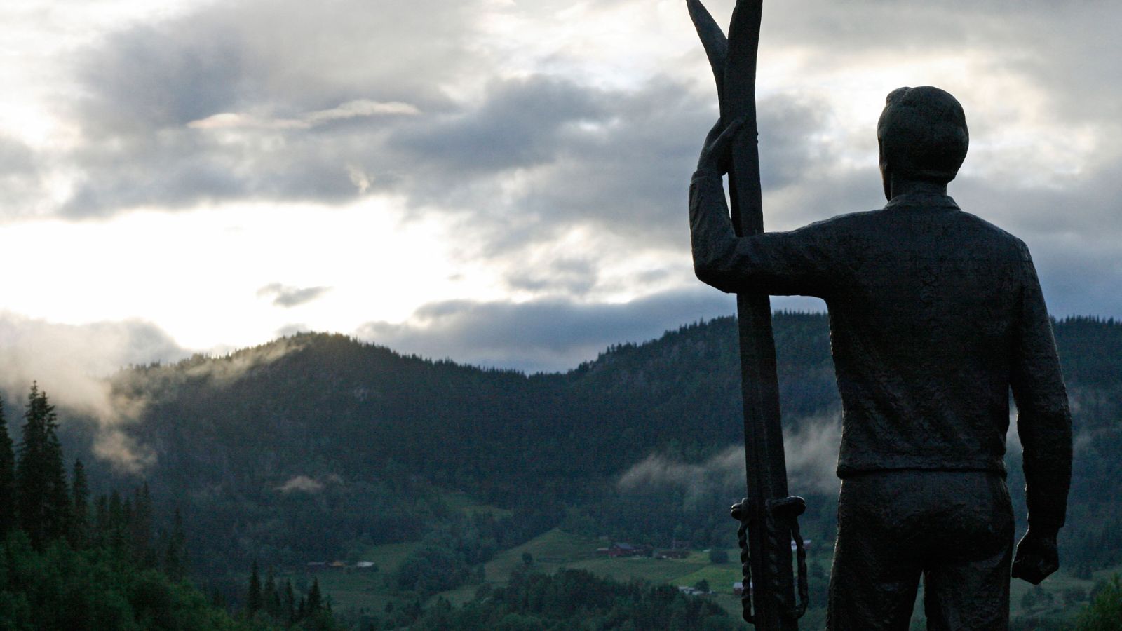 Statue Sondre Norheim i taake